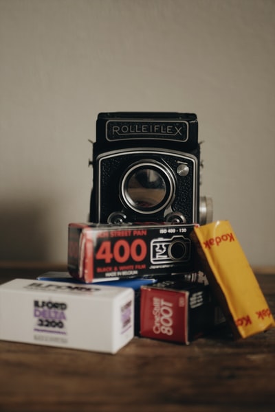 盒子附近的黑色Rolleiflex相机